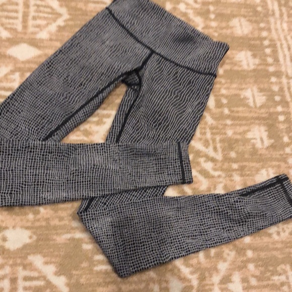 Lululemon wunder under sz 2 black white - Picture 2 of 4